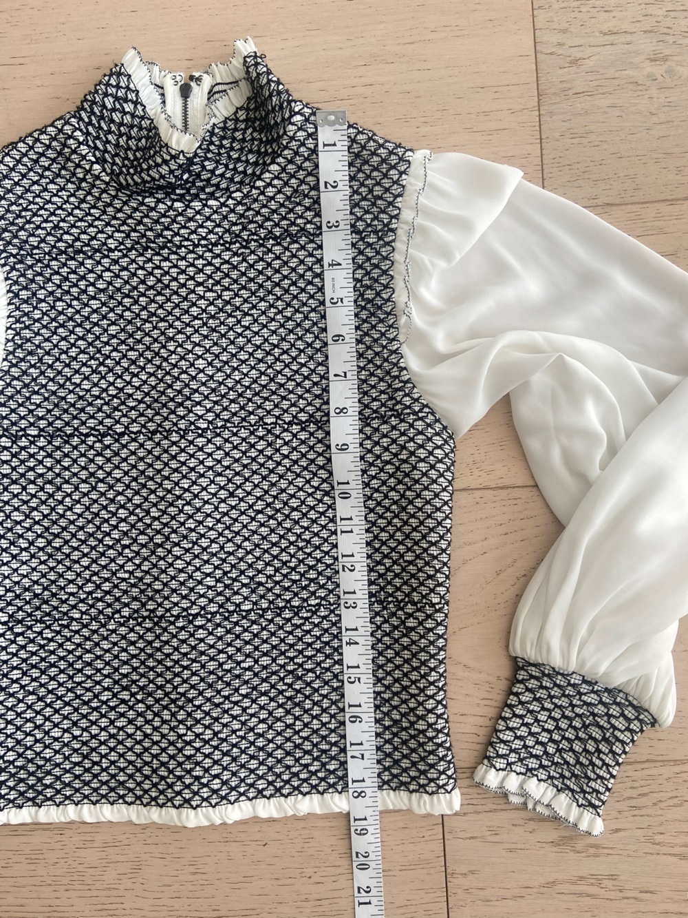 ALICE & OLIVIA Aviva Smocked Blouse Small Black Cream Statement Sleeve Cuff - Picture 9 of 9